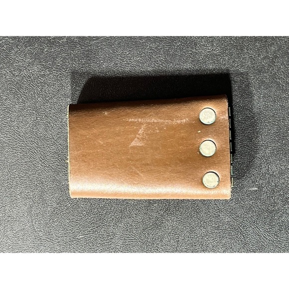 Vintage genuine leather button snap key holder. - Picture 2 of 5